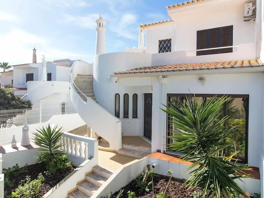 Villa Dogueno- Privat Pool & Privacy & Albufeira Center 0*,  Portugal